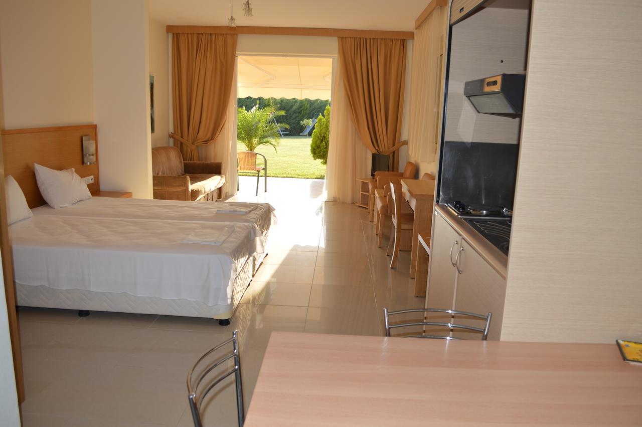 Alex House Aparthotel Zacharo Bagian luar foto